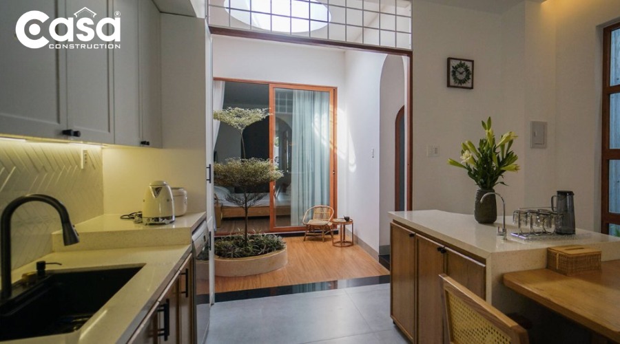 Mẹo chăm sóc cây thân gỗ trong nhà phố như tưới nước, bón phân và cắt tỉa cành lá.